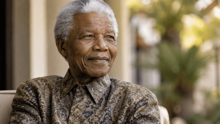 Nelson Mandela : « La plus grande gloire n’est pas de ne jamais tomber, mais de toujours se relever. »