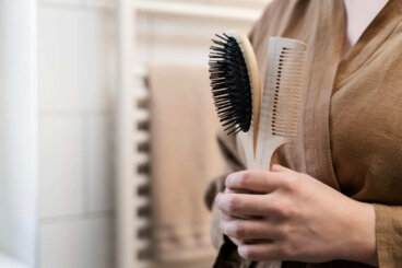 Peigne ou brosse ? Comment choisir celle qui convient à votre type de cheveux
