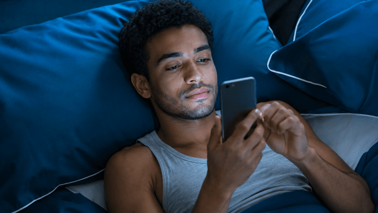 Pourquoi as-tu du mal à poser ton téléphone avant de t'endormir ? Ce n'est pas toujours un manque de volonté.