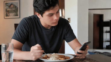 Pourquoi manger en regardant son téléphone portable peut-il vous amener à faire de moins bons choix alimentaires ?