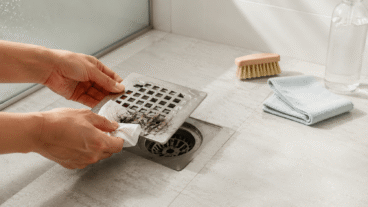 Résidus de savon sur la grille de la douche : comment la nettoyer et éviter les bouchons ?
