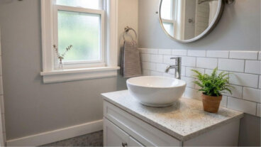 Salle de bains sombre ou bénéficiant d'une lumière latérale : quel est l'environnement le plus adapté à une fougère d'intérieur ?