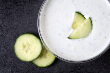 Sauce froide au concombre et au yaourt : comment l'utiliser dans les wraps, avec des légumes et pour des dîners rapides