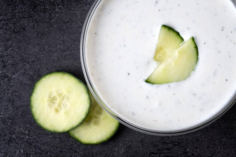 Sauce froide au concombre et au yaourt : comment l'utiliser dans les wraps, avec des légumes et pour des dîners rapides