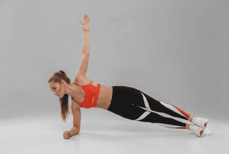 Soulevez vos hanches sur le côté pour activer les muscles stabilisateurs et protéger votre colonne vertébrale.