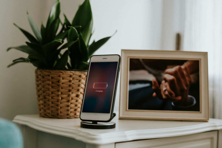 Dormir avec son téléphone portable à proximité : une habitude qui peut nuire à votre sommeil