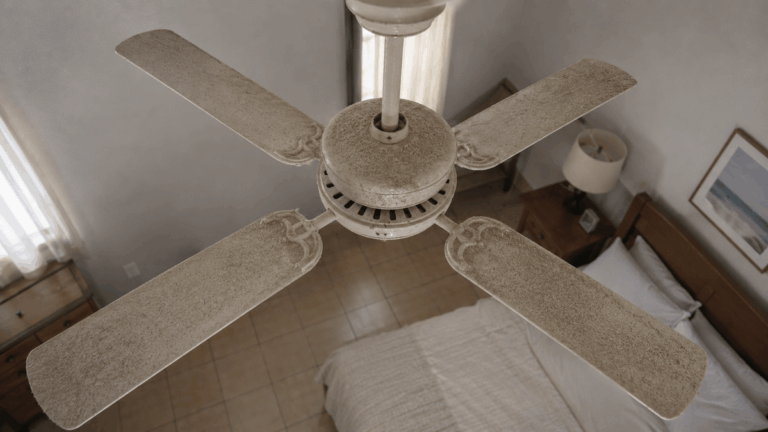 Ventilateur de plafond encrassé : comment le nettoyer sans répandre la saleté dans la pièce