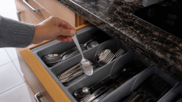 Vos couverts sortent-ils tout filandreux du range-couverts ? Conseils pour y remédier