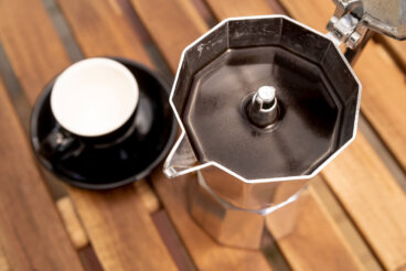 Cafetière italienne présentant des résidus huileux : un nettoyage simple pour que le café n'ait pas un goût de vieux