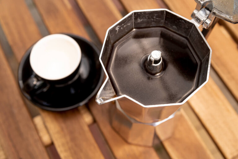 Cafetière italienne présentant des résidus huileux : un nettoyage simple pour que le café n'ait pas un goût de vieux
