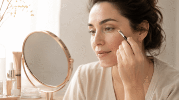 4 astuces pour masquer les pattes d'oie sans rendre la peau raide
