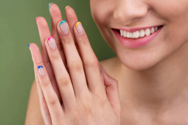 5 manucures avec un contour foncé qui soulignent et allongent les ongles courts