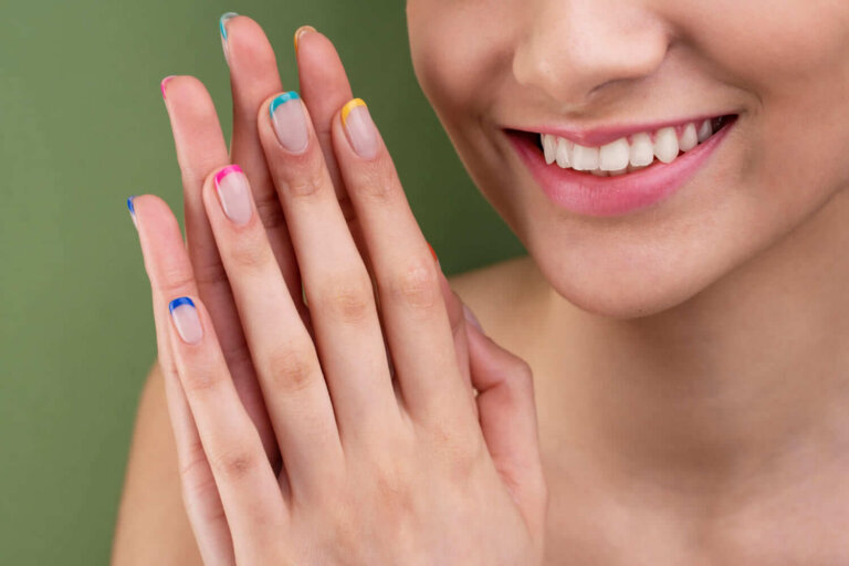 5 manucures avec un contour foncé qui soulignent et allongent les ongles courts