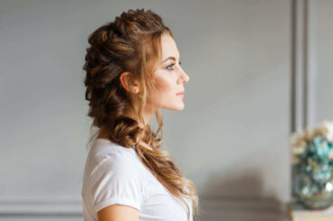 Des coiffures semi-relevées rapides pour les journées chaudes : 6 idées pour les cheveux lisses, ondulés ou bouclés