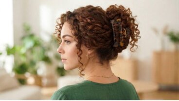 3 coiffures qui donnent du volume à vos cheveux bouclés sans avoir à les lisser