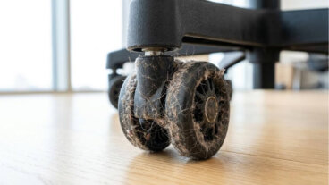 Roulettes de chaise de bureau : 5 conseils pour les nettoyer sans les démonter entièrement