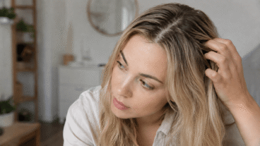 Des cheveux gras après le shampoing ? L'erreur que vous commettez peut-être sous la douche