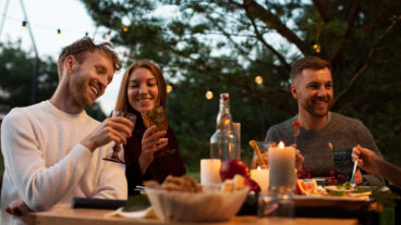 Dîners en plein air : 6 conseils pour dresser une table d'été à la fois jolie et confortable