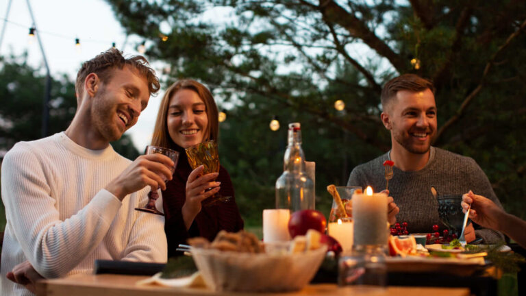 Dîners en plein air : 6 conseils pour dresser une table d'été à la fois jolie et confortable