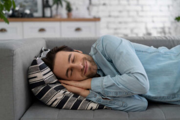 C'est bien de dormir davantage pendant les vacances, mais évitez cette erreur avec les siestes