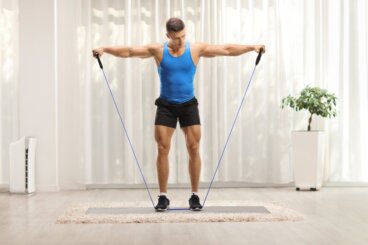 6 exercices avec une bande élastique pour renforcer les dorsaux et les épaules à la maison