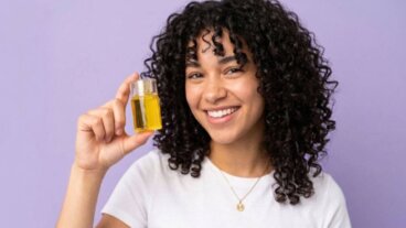 Cheveux bouclés en été : comment utiliser un soin lissant pour dompter les frisottis