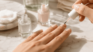 Le vernis clair laisse-t-il des traces ? Trois conseils avant d'appliquer une nouvelle couche