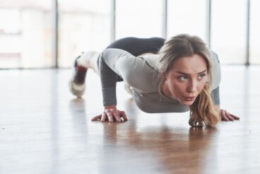 Les 5 exercices de base pour développer la force des bras sans haltères
