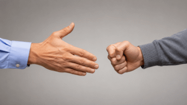 « On ne peut pas serrer la main avec le poing fermé » : cette phrase explique pourquoi il est si difficile de résoudre un conflit