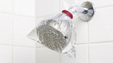 Pommeau de douche entartré : l'astuce du sac pour le nettoyer sans le démonter