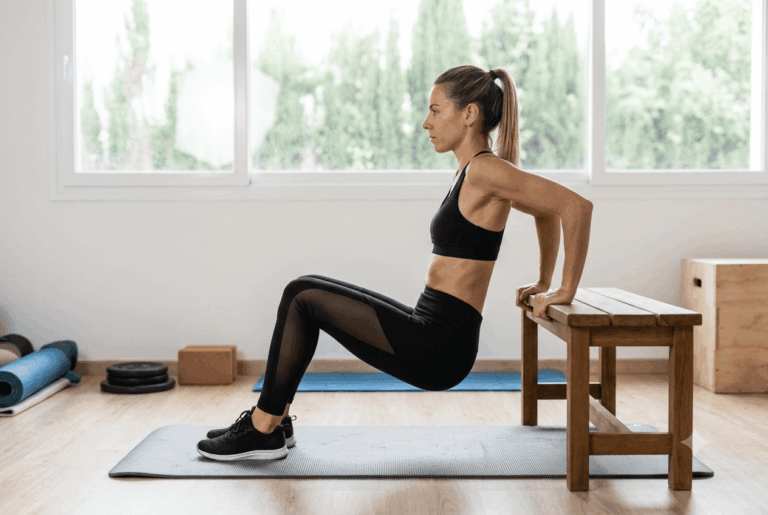 Utilisez une chaise ou une surface stable pour solliciter les triceps avec une amplitude de mouvement profonde et contrôlée.