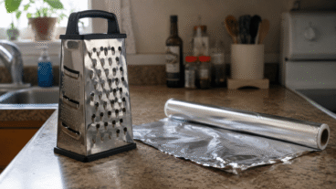 Votre râpe a-t-elle déjà perdu son tranchant ? Avec du papier d'aluminium, vous pouvez le redonner