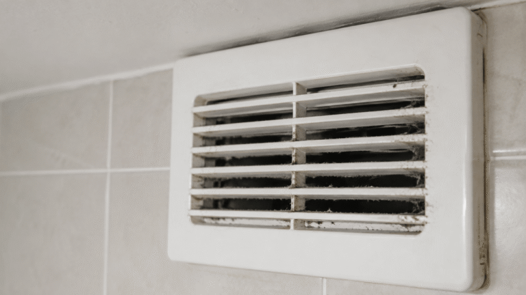 Grille d'aération de la salle de bains recouverte d'une poussière collante : 5 points à vérifier