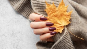 Manucure automne 2026 : couleurs et motifs à adopter cette saison